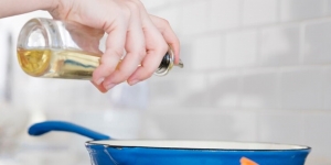 5 Tips Menyaring Minyak Goreng Bekas Tepung, Jernih Kembali dengan Mudah dan Aman Digunakan