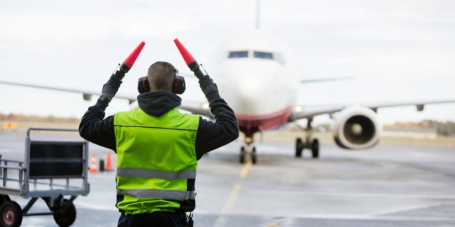 Apa sih Nama Tukang Parkir Pesawat yang Sering Seliweran di Bandara?