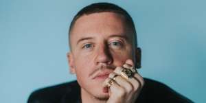 Lirik Lagu HIND'S HALL - Macklemore