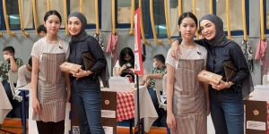 10 Foto Anak Sambung Zaskia Gotik Jualan Makanan di Sekolah, Ditemani Sang Mama Belajar Jadi Pebisnis!