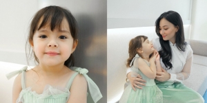 8 Foto Baby Chloe dengan Balutan Dress Warna Biru, Pamer Pose Lucu Bikin Makin Gemas!