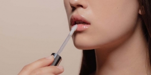 11 Rekomendasi Lip Oil untuk Bikin Bibir Sehat dan Lembut
