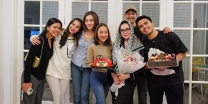 Dirayakan Bareng Orang Terdekat dan Calon Menantu, Ini 7 Foto Surprise Ultah Reza Artamevia ke-49