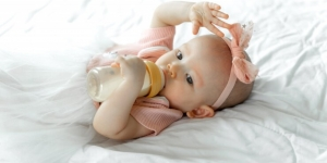 Jangan Sampai Salah, Ini Takaran Susu Bayi Usia 6-12 Bulan yang Pas!