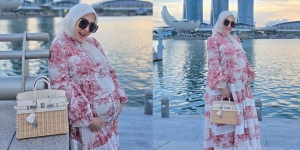 8 Foto-Foto Syahrini dengan Dress Floral Pamer Baby Bump di Marina Bay, Badan Melebar tapi Tetap Cantik!