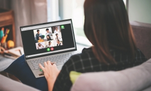 7 Cara Menjernihkan Kamera Laptop, Biar Tetap Kece saat Meeting Online