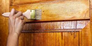 5 Tips Mengecat Pintu Kayu untuk Hasil yang Bagus dan Tahan Lama!