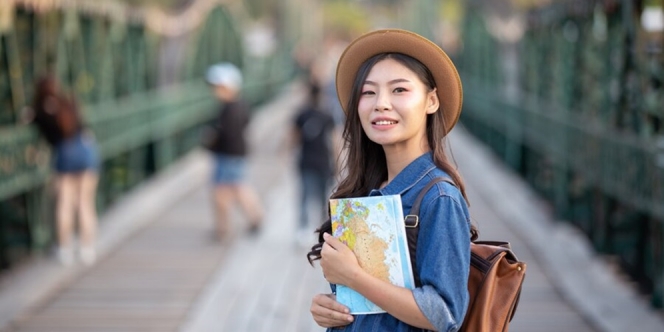 11 Destinasi Solo Traveling Luar Negeri yang Aman untuk Wanita, Cocok Buat Referensi Liburan Akhir Tahun Nih!