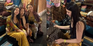 Momen Raline Shah Belanja Batik di Pasar Beringharjo, Santai Lesehan Sambil Pilih-pilih Kain