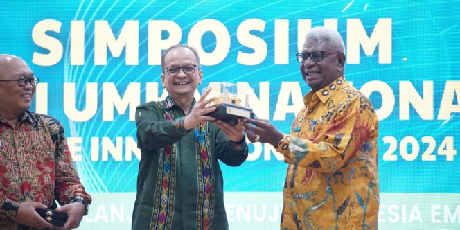 Johannes Rettob Kenalkan UMKM Mimika di Simposium Nasional 2024, Berhasil Ciptakan Aplikasi E-commerce Sendiri!