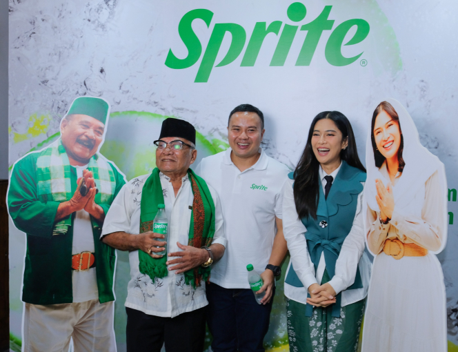 Warung Tetap Ramai Saat Ramadan, Dian Sastro dan Haji Bolot Bagi-Bagi Kesegaran