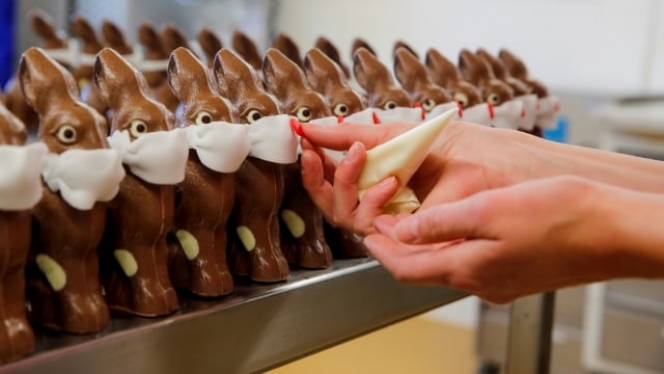 Dukung Upaya Atasi COVID-19, Toko Kue Ini Produksi Cokelat Paskah Bentuk Kelinci Bermasker