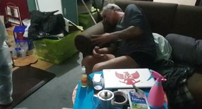 7 Foto Penangkapan Tio Pakusadewo Terkait Narkoba, Tampak Lemas di Atas Sofa