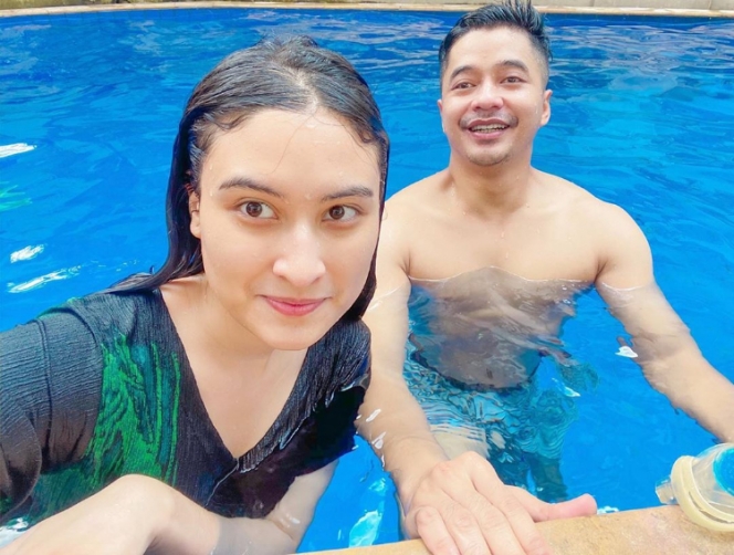 6 Potret Mesra Adly Fairuz dan Angbeen Rishi Setelah Menikah, Lengket Banget Kayak Prangko