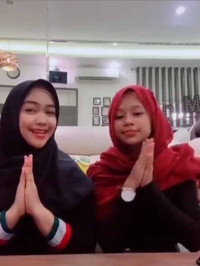 5 Foto Cimoy Montok Kenakan Hijab, Awas Pangling!