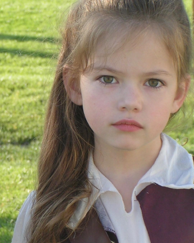 Jadi Anak Vampire Campur Manusia di Film Twilight, Intip Kecantikan Mackenzie Foy Terkini yuk!