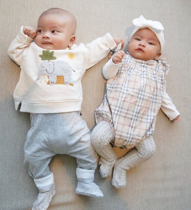 8 Potret Gemes Bayi Kembar Syahnaz Sadiqah dan Jeje Govinda, Bikin Pengen Punya Anak Juga deh