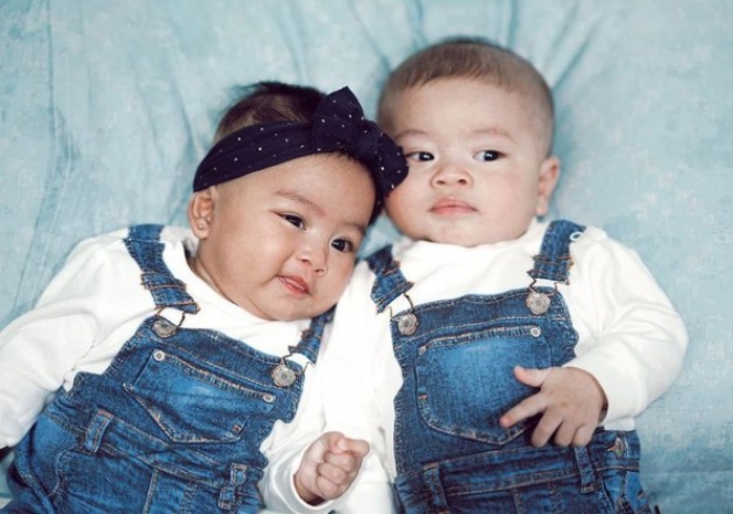 8 Potret Gemes Bayi Kembar Syahnaz Sadiqah dan Jeje Govinda, Bikin Pengen Punya Anak Juga deh