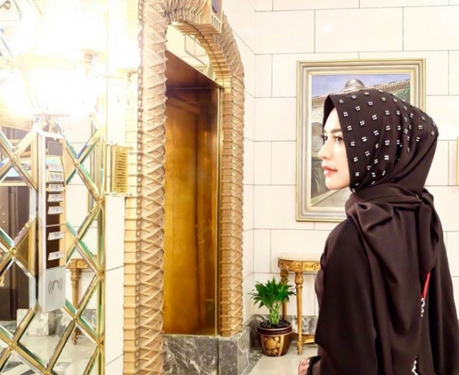 7 Potret Rica Andriani Dalam Balutan Hijab, Liatnya Bikin Adem Banget Kayak Ubin Masjid