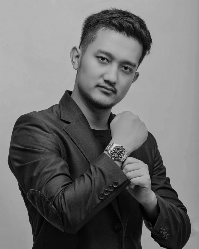 8 Potret Pesona Tom Liwafa, Crazy Rich Surabaya, yang Bagi-Bagi Sembako Kepada Warga