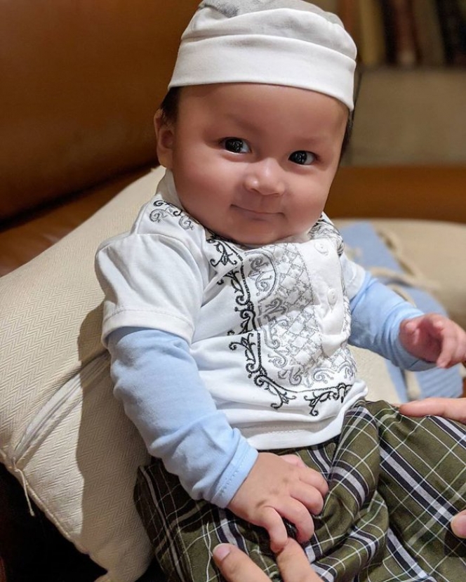 6 Potret Gemes Baby Kiano Anak Baim Wong yang Ikut Sahur dan Tarawih di Bulan Ramadan