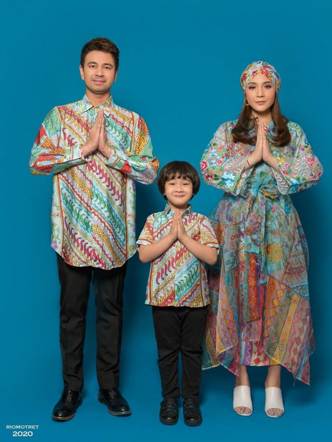 6 Potret Keluarga Raffi Ahmad Edisi Lebaran, Nagita Slavina Bikin Pangling deh!