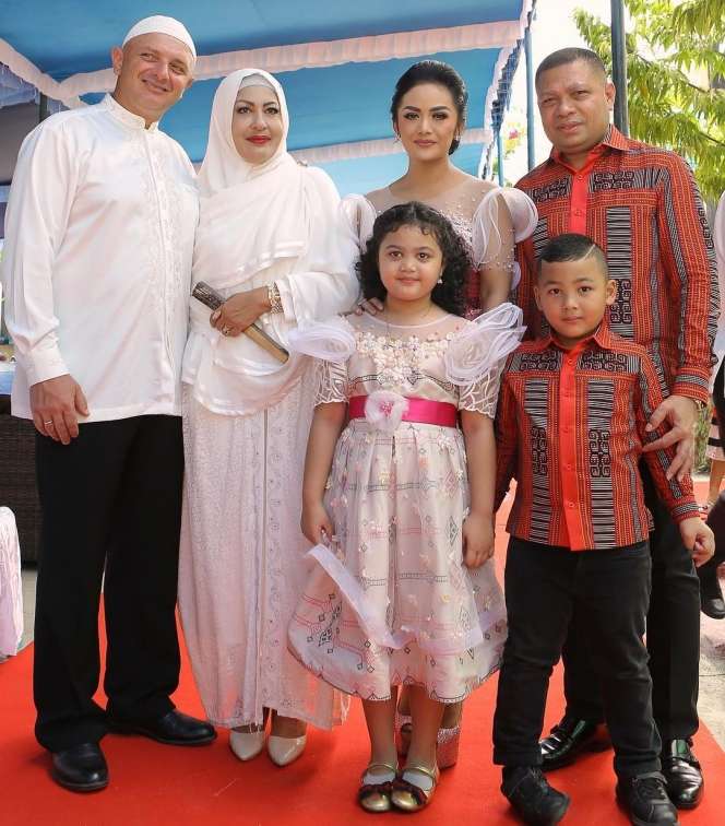 Potret Kebersamaan Keluarga Krisdayanti dengan Atha Mantan Istri Raul Lemos