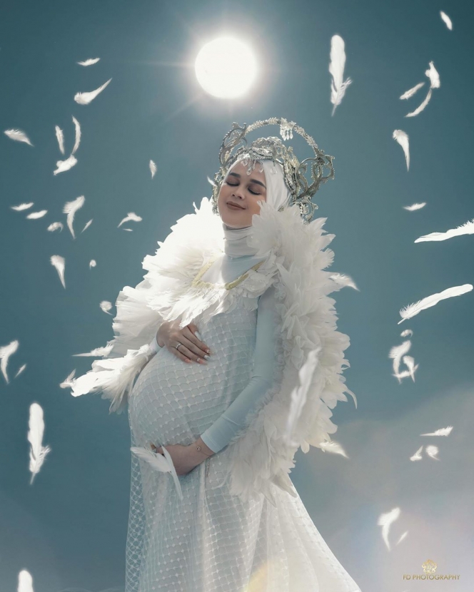 Mirip Bidadari, Ini 9 Potret Cut Meyriska Pamer Baby Bump Besar Saat Maternity Shoot