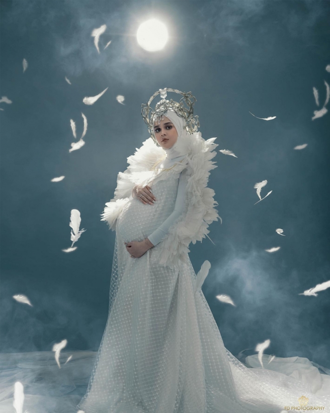 Mirip Bidadari, Ini 9 Potret Cut Meyriska Pamer Baby Bump Besar Saat Maternity Shoot