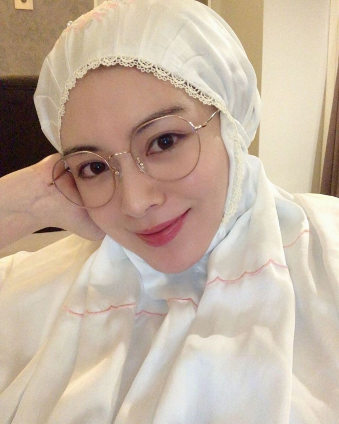 10 Pesona Cantik Ayana Moon, Selebgram Asal Korea yang Dijodohkan Netizen dengan UAS