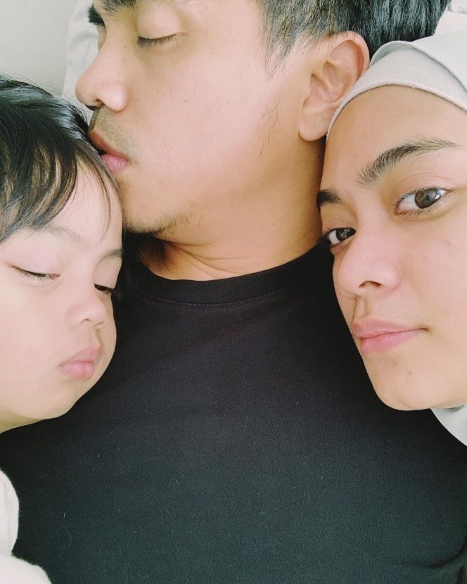 Raffi Ahmad hingga Chicco Jerikho, 11  Selebriti Ini Bagikan Tidur Pulas Pasangan dan Sang Anak!