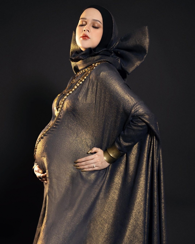 Beda dari yang Lain, ini Potret Maternity Shoot Cut Meyriska dengan Tema Serba Hitam