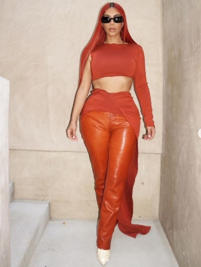 Suaminya Jadi Calon Presiden Amerika, Ini 7 Potret Terbaru Kim Kardashian Tampil Serba Merah