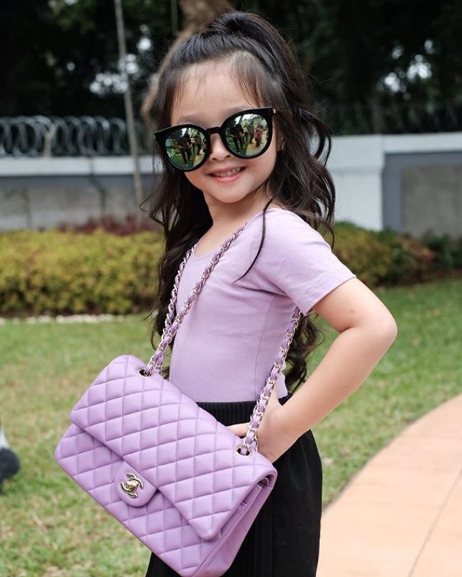 Gemes Banget! 9 Potret Thalia Putri Onsu, Berpose Cantik Bak Model Cilik Profesional