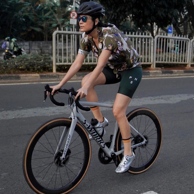 12 Potret Selebriti Perempuan Indonesia Waktu Lagi Asyik Sepedaan, Cantik dan Sporty!