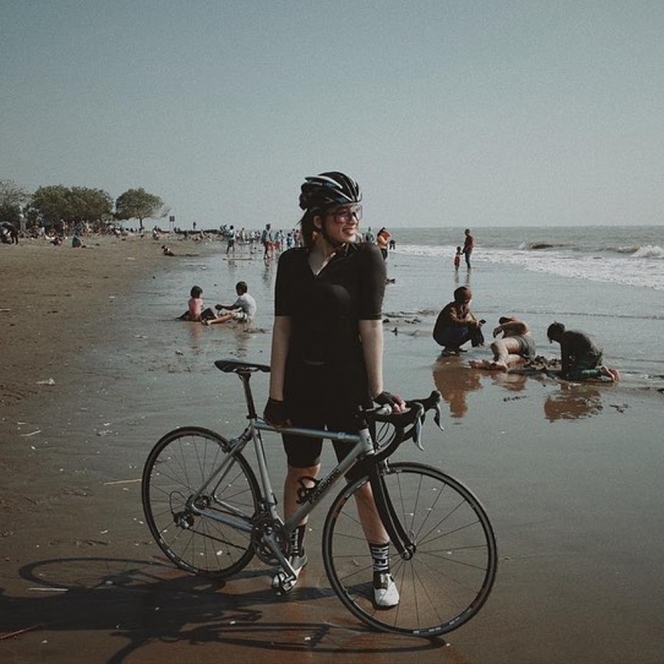 12 Potret Selebriti Perempuan Indonesia Waktu Lagi Asyik Sepedaan, Cantik dan Sporty!