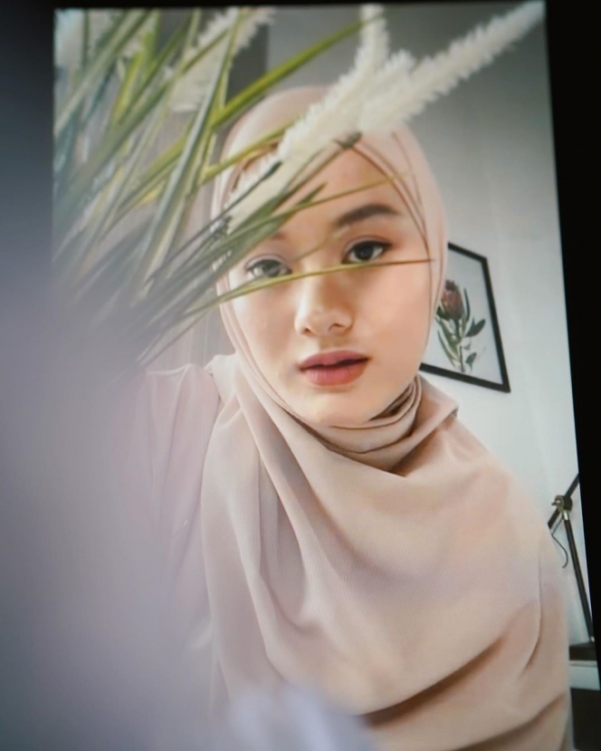 Resmi Dinikahi Rey Mbayang, Intip 10 Potret Stylish Dinda Hauw saat Kenakan Hijab