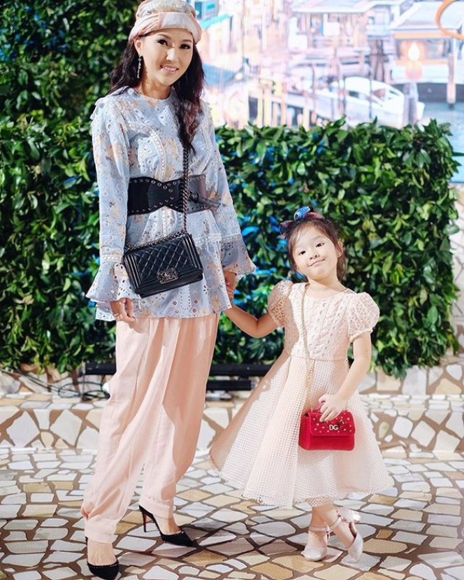 Chanel hingga Dior, Ini 9 Potret Thalia Putri Onsu Kenakan Barang Mewah dan Branded!