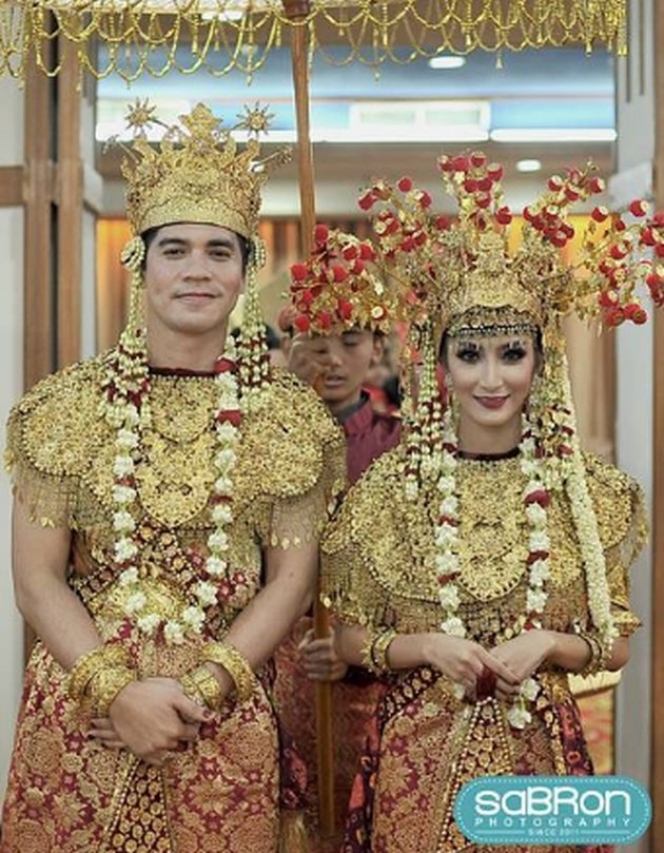 Gak Cuma Dinda Hauw dan Rey Mbayang, 10 Seleb ini Juga Gunakan Adat Palembang Saat Menikah