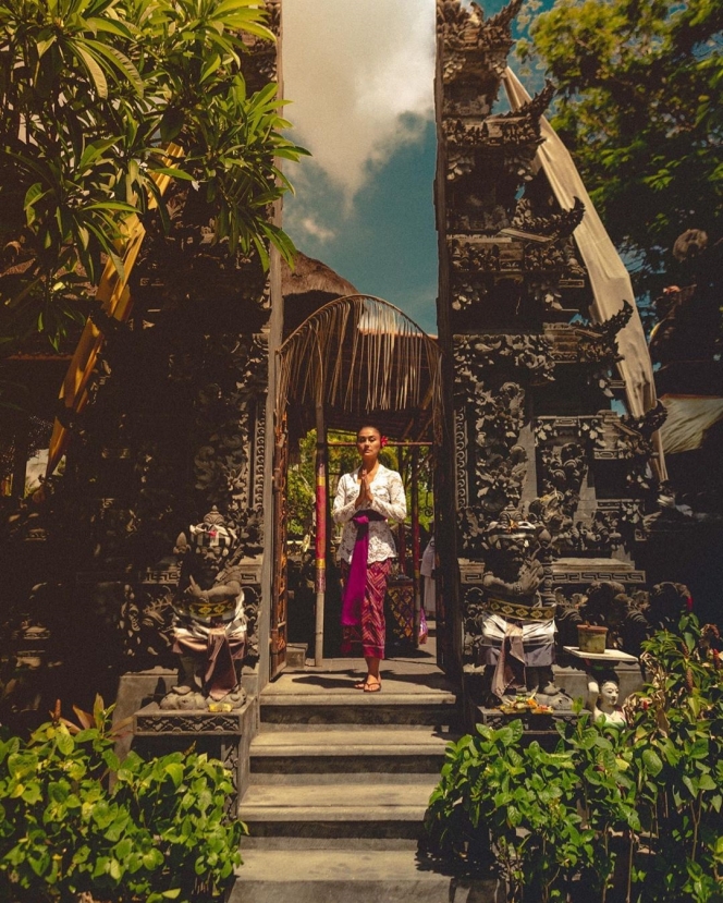 Tetap Cinta Lokal, Berikut 7 Potret Agnez Mo Kenakan Batik dan Kebaya Khas Indonesia