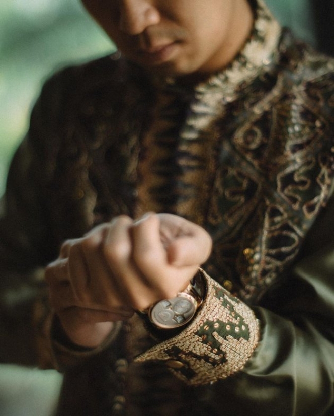 9 Potret Detail Indra Priawan yang Tampil Gagah dalam Balutan Kain Lampung