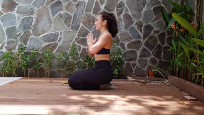 10 Potret Artis Indonesia Saat Olahraga Yoga, Ada yang Bisa Handstand lho!