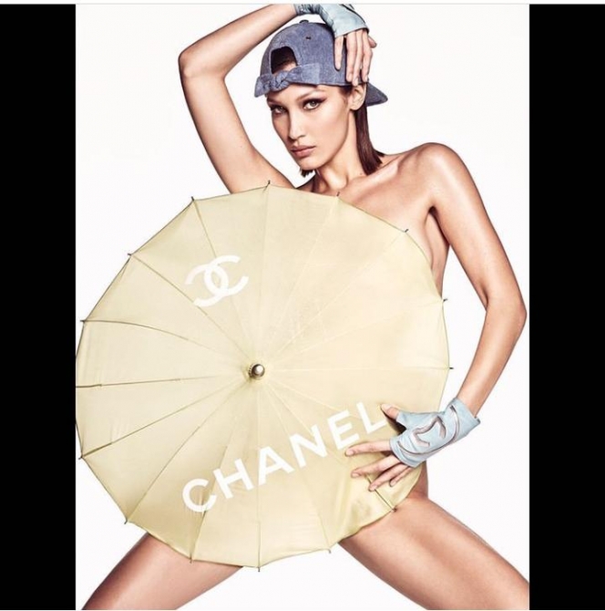 Bergaya Tomboy, Ini Potret Bella Hadid yang Berpose Topless Untuk Chanel!