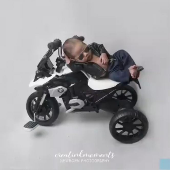 5 Potret Unik Bayi Nabila Putri, Pakai Tema Anak Motor Sampai Masuk ke Dalam Helm 