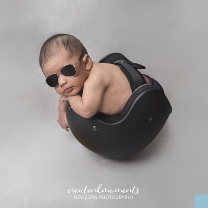 5 Potret Unik Bayi Nabila Putri, Pakai Tema Anak Motor Sampai Masuk ke Dalam Helm 