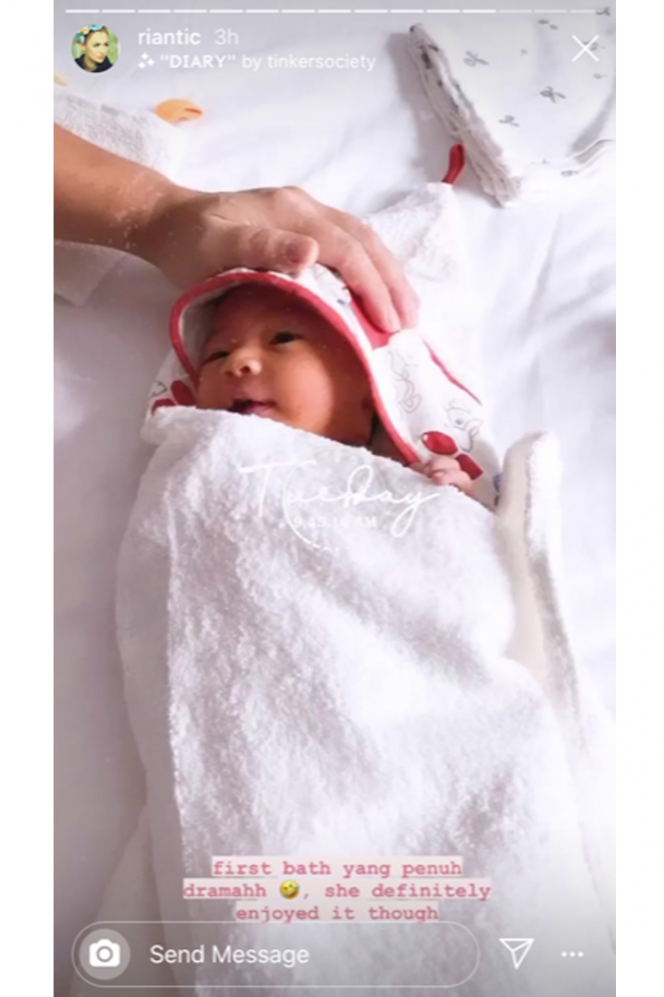 Baru Lahir, Ini 7 Potret Bayi Lucu Rianti Cartwright yang Menggemaskan