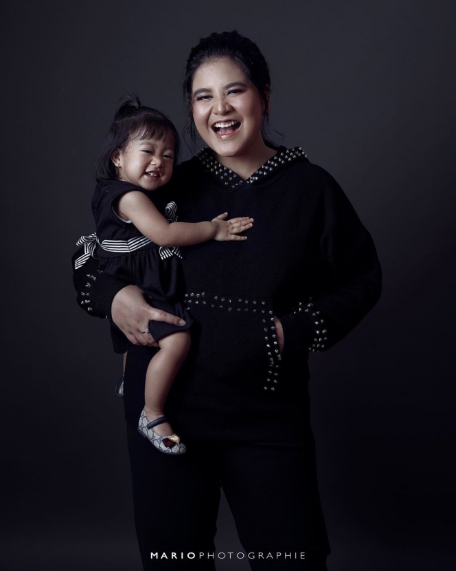 10 Potret Keluarga Kecil Kahiyang Ayu, Anak Jokowi, yang Baru Saja Melahirkan Anak Kedua