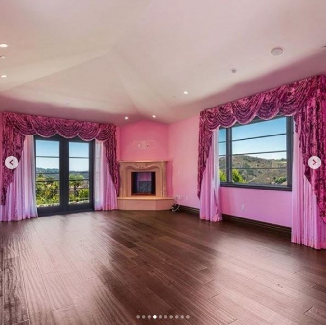 Serba Pink dan Punya Halaman Luas, Ini Rumah YouTuber Amerika Jefferee Star yang Dijual Rp53 Miliar!