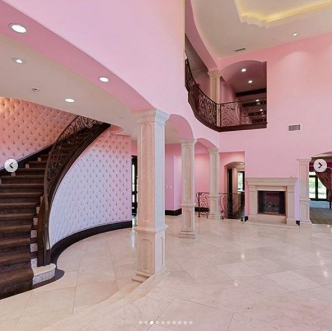 Serba Pink dan Punya Halaman Luas, Ini Rumah YouTuber Amerika Jefferee Star yang Dijual Rp53 Miliar!