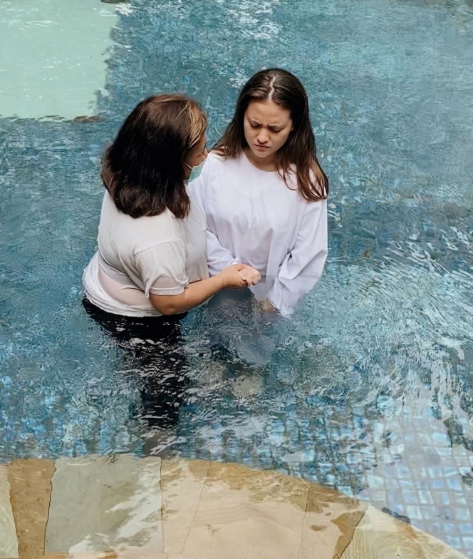Damai dan Penuh Haru, Berikut Deretan Foto Selebriti Indonesia Lakukan Pembaptisan